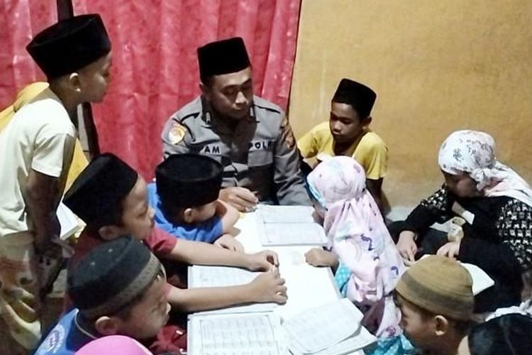Brigpol Niam dari Polres Landak menginspirasi dengan mengajar ngaji anak-anak di Asrama Mapolsek Ngabang. Wujud polisi humanis yang dekat dengan masyarakat.
