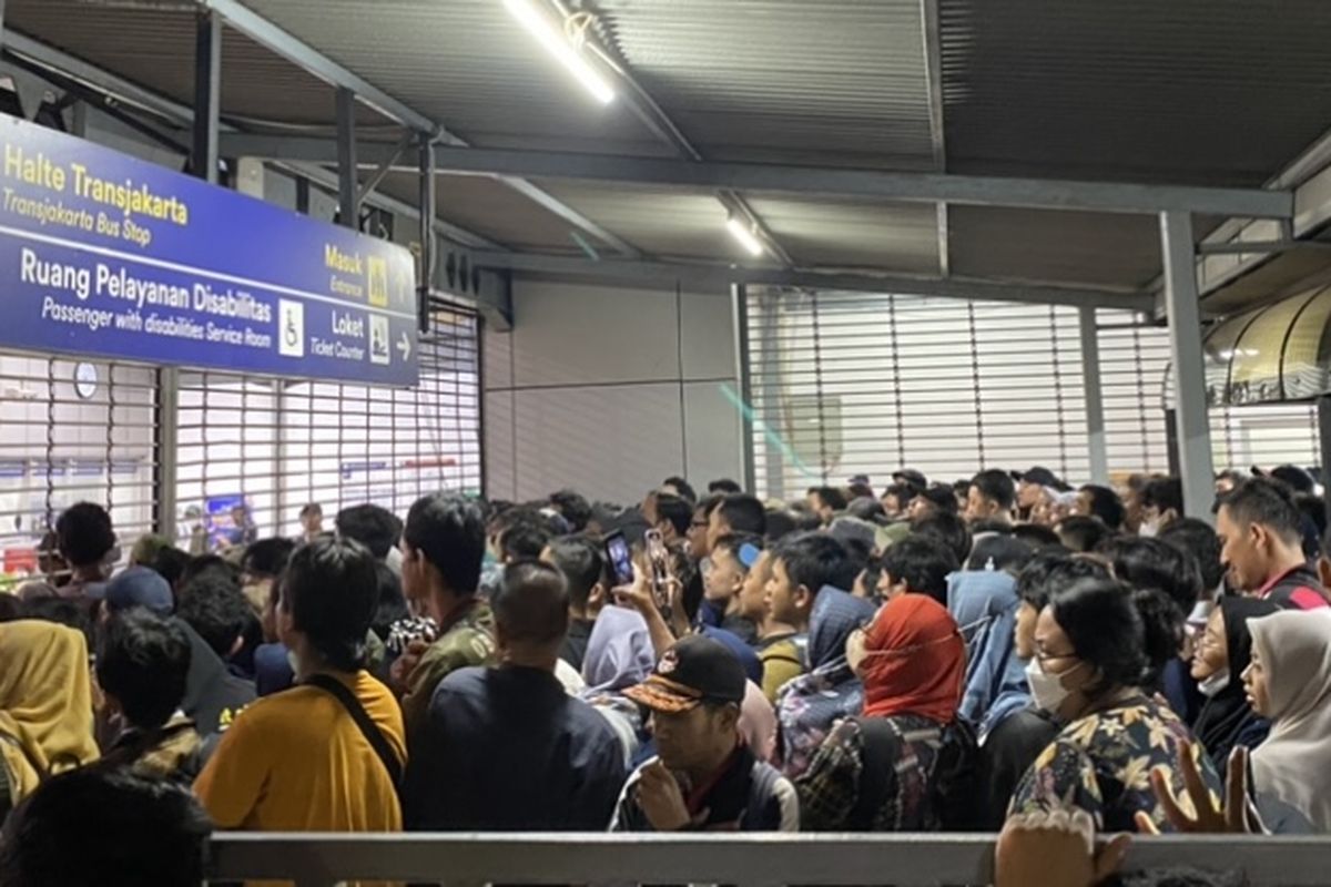 Penumpang masih tertahan di depan pintu masuk Stasiun Tanah Abang, imbas adanya gangguan perjalan kereta rel listrik (KRL)  hingga Jumat (1/3/2024) malam. 