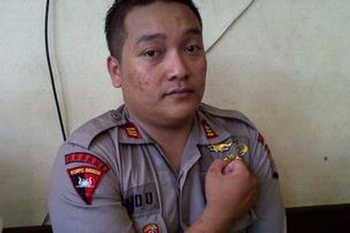 Seorang polisi gadungan yang mengaku sebagai AKP Pandu alias Ayuno Tri Susilo (24) anggota Gegana Polda DIY, diamankan Polresta Yogyakarta, Rabu (28/3/2012).
