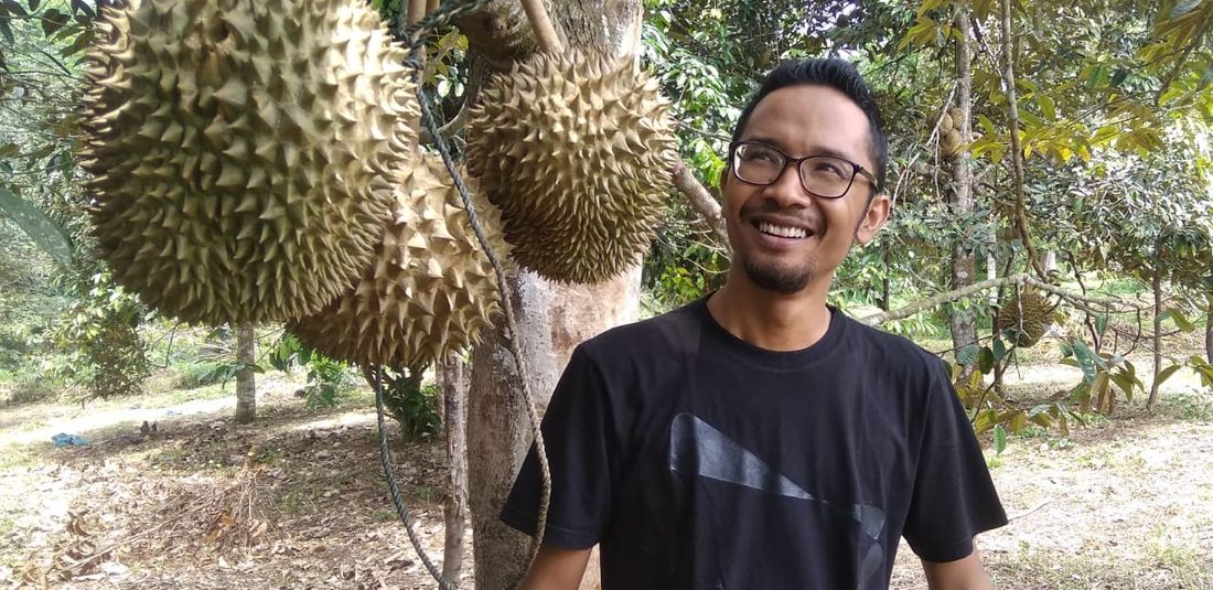 Pengunjung berdiri di tumpukan durian, Desa Kilometer Delapan, Kecamatan Simpang Keramat, Kabupaten Aceh Utara, Minggu (26/7/2020). 