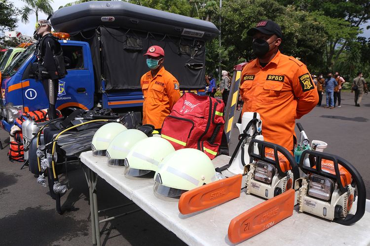 Petugas BPBD Kota Surabaya saat hendak bertugas meningkatkan kesiapsiagaan mengatasi potensi bencana.