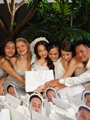 Jennifer Coppen tampil memikat saat bridal lunch dan bridal shower. Intip 7 detail gayanya.