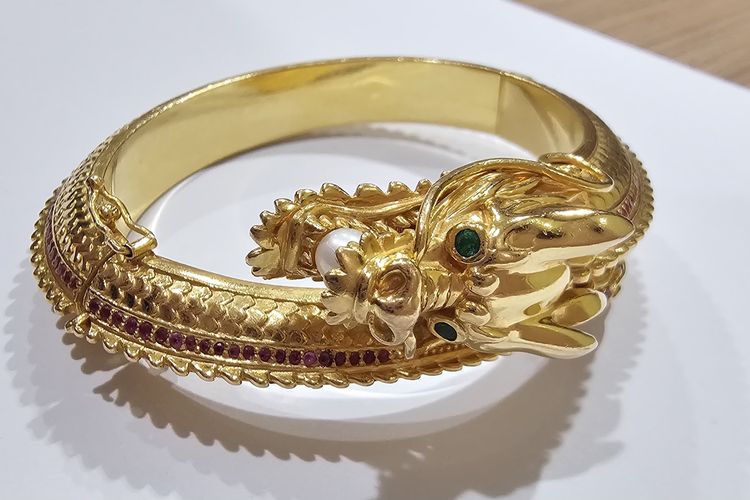 Beberapa perhiasan yang masuk dalam lelang barang sitaan KPK 2025, termasuk cincin dan gelang naga emas.