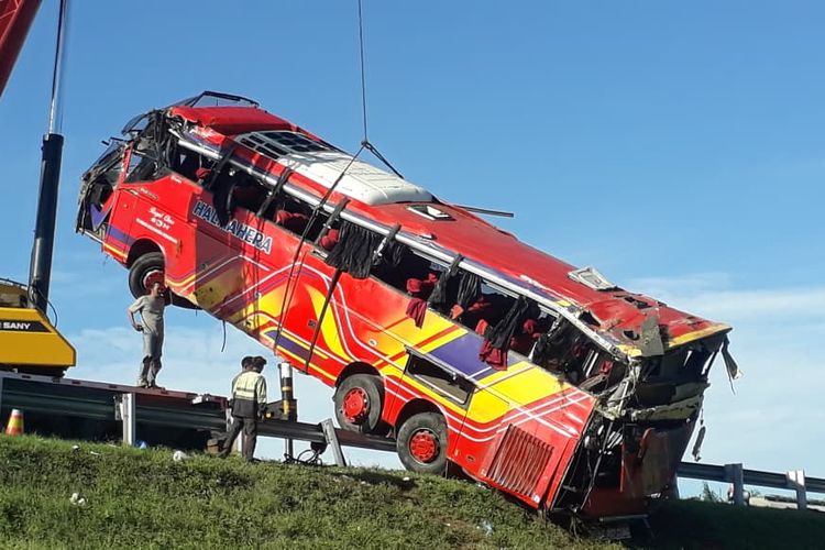 Kecelakaan Bus Halmahera di Tol Medan-Tebing Tinggi, 4 Penumpang Tewas dan 19 Luka-luka