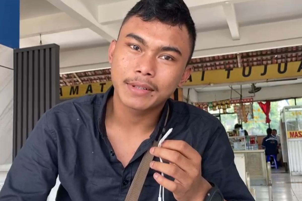 Dicky (21), pemudik yang baru berangkat ke kampung halaman beberapa hari setelah Lebaran, Terminal Kampung Rambutan, Ciracas, Jakarta Timur, Rabu (26/4/2023).