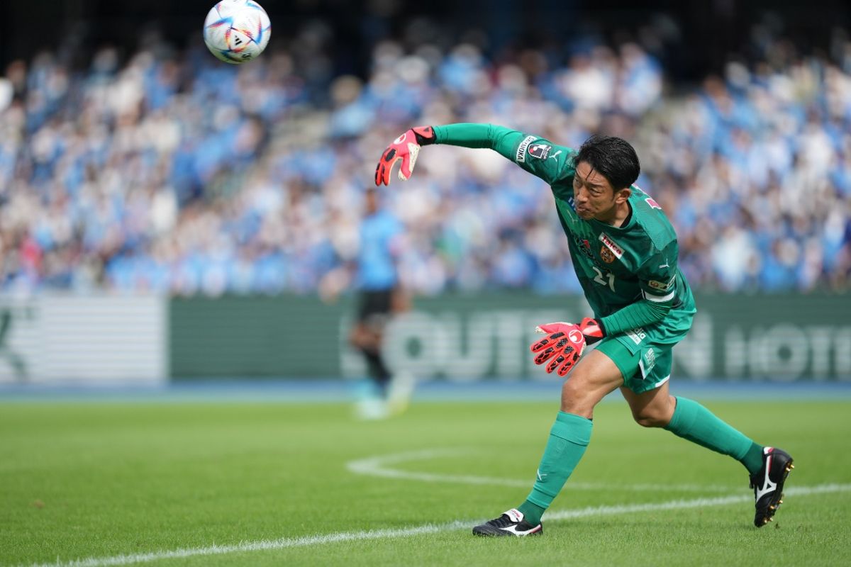Kiper timnas Jepang Shuichi Gonda saat membela klub peserta J League, Shimizu S-Pulse. Shuichi Gonda menjadi pilihan pertama timnas Jepang di Piala Dunia 2022 Qatar.