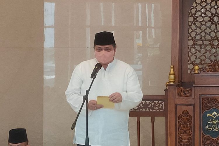 Ketua Umum Partai Golkar Airlangga Hartarto di Masjid Auinul Hikmah, Kantor DPP Partai Golkar, Jakarta, Senin (18/4/2022).