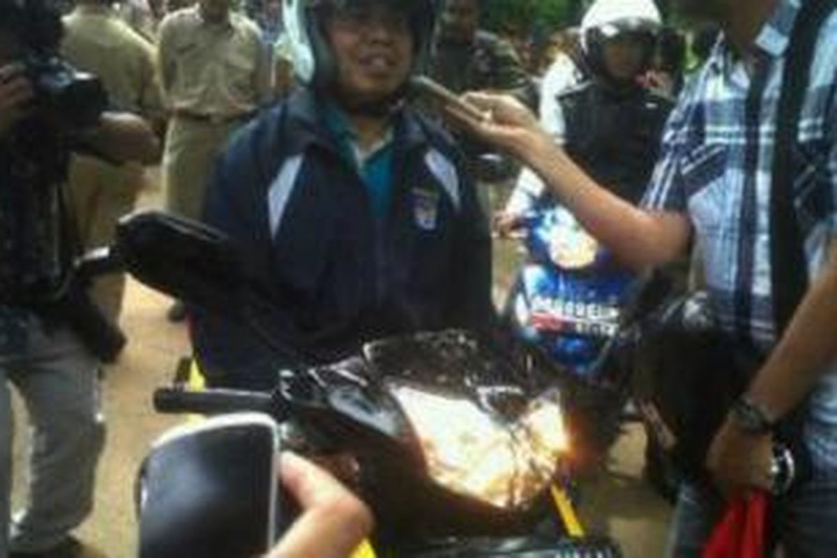 Walikota Depok, Nur Mahmudi Ismail di atas sepeda motor berjenis Honda Supra-X berplat nomor B 3333 NMI saat menyambangi Bank Sampah Depok Merdeka I di jalan Merdeka terkait acara penandatangan kerja sama Shell Indonesia dengan Bank Sampah Depok (BSD), Selasa (24/12/2013). 