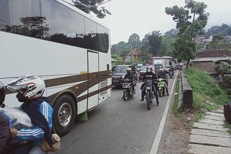 Arus kendaraan lalu lintas di wilayah Cikaledong, Nagreg masih terpantau padat, pada Rabu (19/4/2023). Kepadatan yang terjadi akibat aktivitas masyarakat yang tinggi di jalur Pasar Limbangan dan Kadungora, Kabupaten Garut, Jawa Barat.
