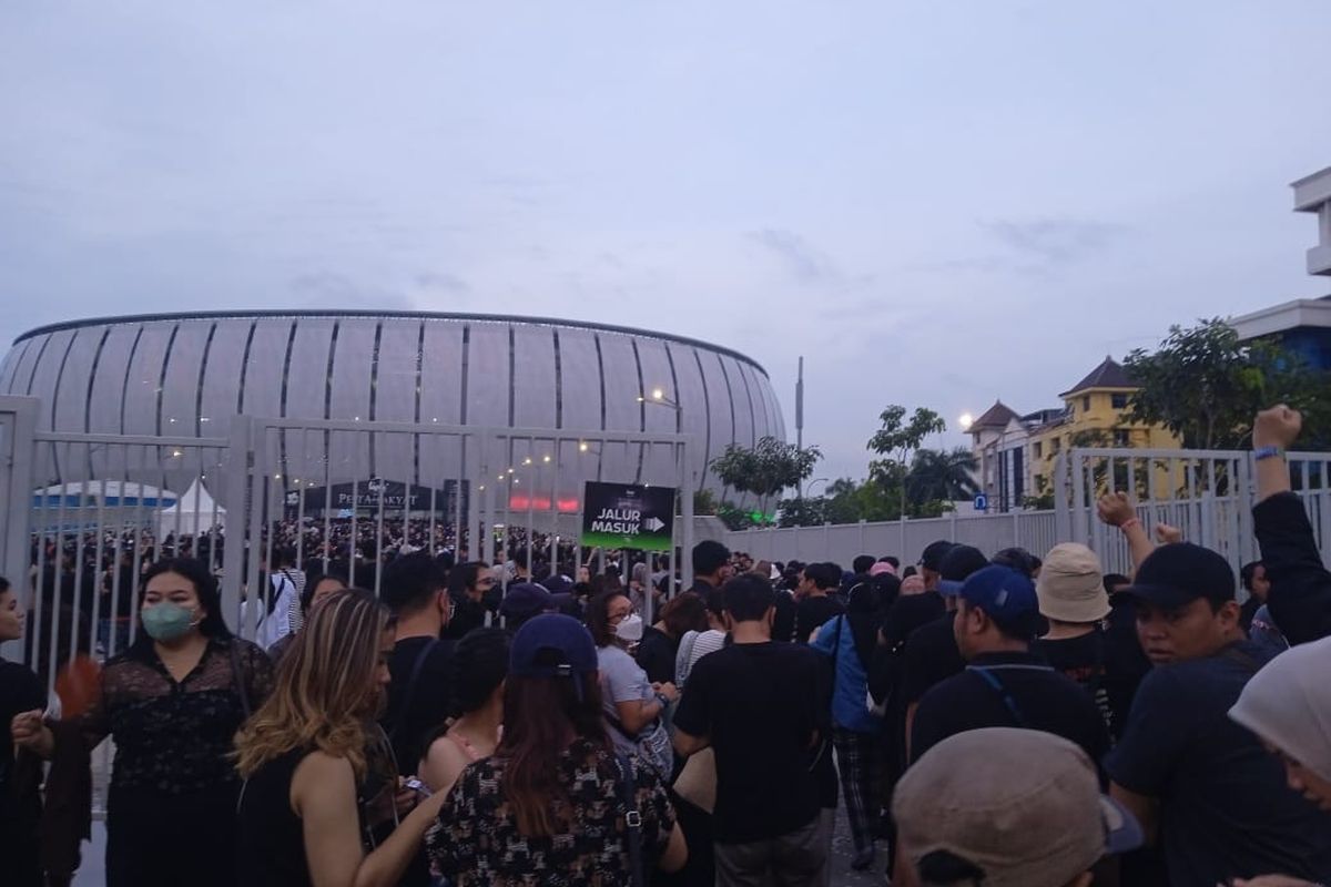 Sejumlah penonton konser Dewa 19 berjalan masuk ke Jakarta International Stadium melalui Pintu Barat, Sabtu (4/2/2023).