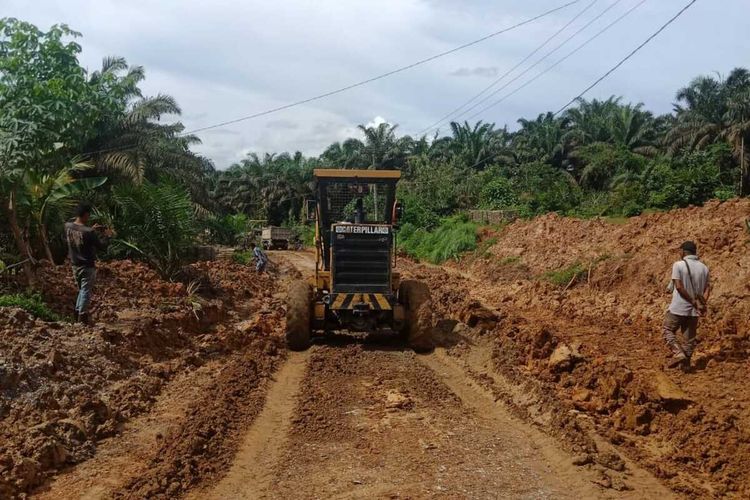 Alat berat bekerja memperbaiki jalan yang rusak parah di Kecamatan Batang Cenaku, Kabupaten Indragiri Hulu, Riau, Rabu (9/11/2022).