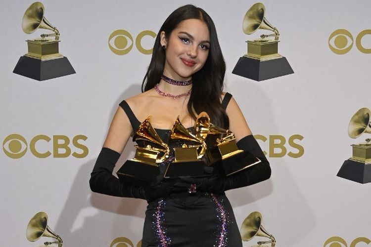LAS VEGAS, NEVADA - APRIL 03: Olivia Rodrigo winner of the Best New Artist and Best Pop Solo Performance Award for 'Drivers License' poses in the winners photo room during the 64th Annual GRAMMY Awards at MGM Grand Garden Arena on April 03, 2022 in Las Vegas, Nevada.   David Becker/Getty Images for The Recording Academy/AFP (Photo by David Becker / GETTY IMAGES NORTH AMERICA / Getty Images via AFP)