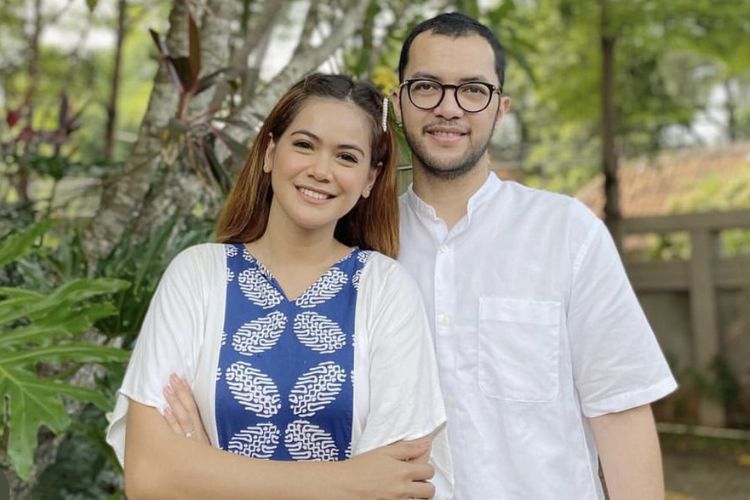 Indah Indriana bersama sang suami Diaz Adritya Putra Adrian