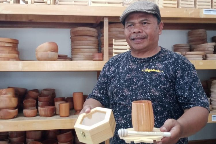 Salah satu pelaku UMKM kriya kayu asal Dusun Rejoso, Desa Junrejo, Kota Batu, Sukirno menunjukkan produknya, Rabu (22/2/2023). 