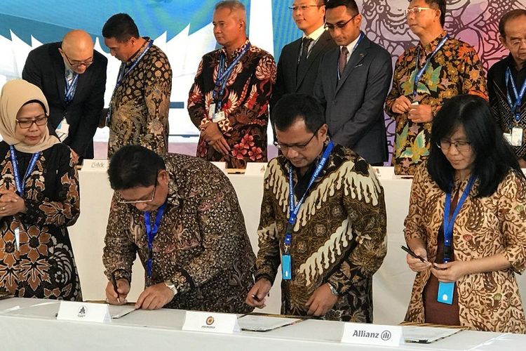 Ni Made Daryanti, Chief of Investment Allianz Life Indonesia (kanan) menjadi salah satu wakil investor dan mewakili manajemen Allianz Indonesia saat menghadiri acara penandatangan kerja sama investasi RDPT tahap II dengan PT Jasa Marga (Persero) di sela ajang Annual Meeting IMF-WB di Nusa Dua, Bali. 