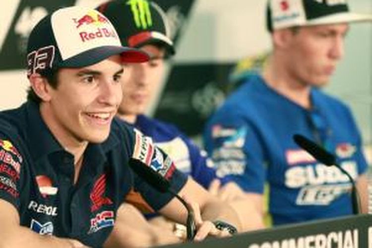 Pebalap Repsol Honda asal Spanyol, Marc Marquez (kiri) berbicara kepada media dalam konferensi pers jelang GP Qatar, Rabu (25/3/2015).