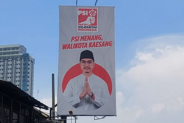 Baliho Kaesang Pangarep milik PSI bertuliskan PSI Menang, Walikota Kaesang di Jalan Margonda Raya, Depok, Jawa Barat, Kamis (15/6/2023).