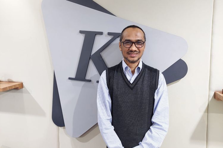 Ketua KPK 2011?2015 Abraham Samad berpose seusai menjadi narasumber di program Gaspol, di Kompascom, Jakarta, Selasa (13/3/2023).