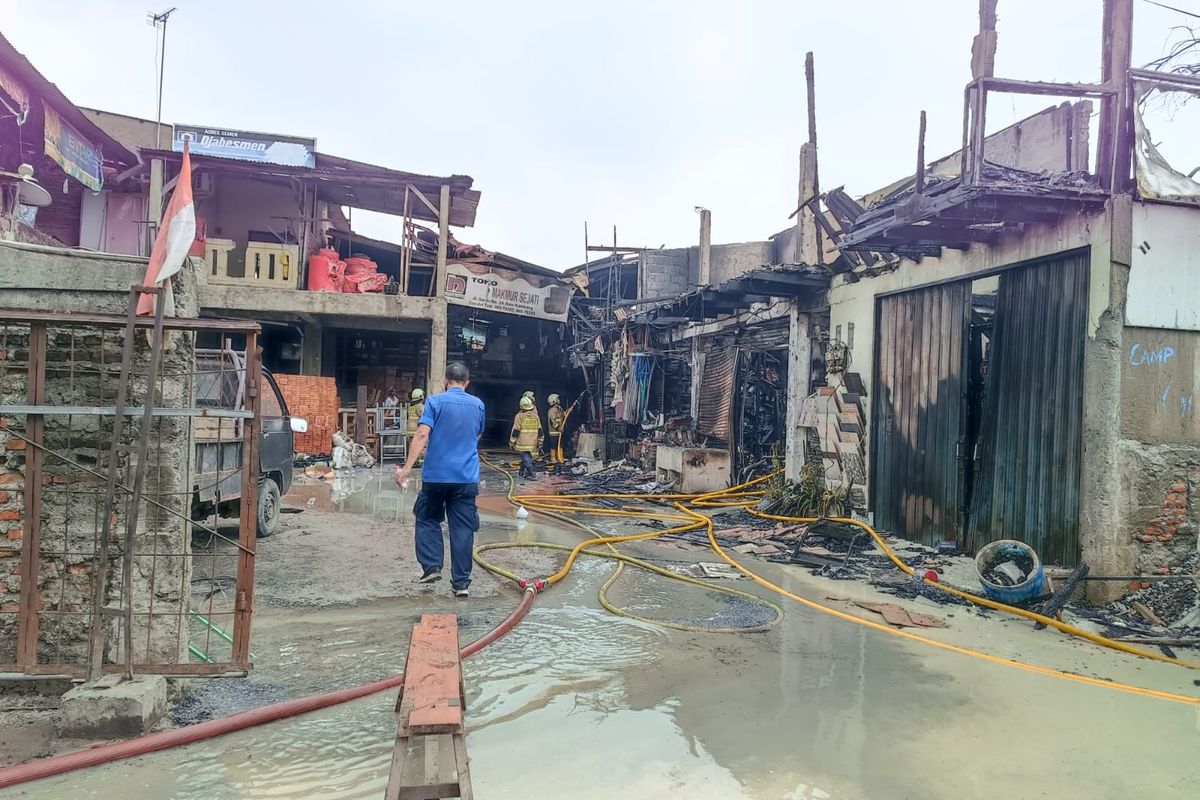 Kebakaran toko bahan bangunan di Balekambang, Kramatjati, Jakarta Timur, Selasa (2/1/2024).