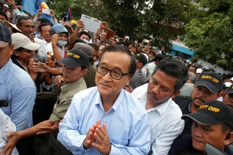Cambodia's opposition leader Sam Rainsy meets his supporters in Phnom Penh, October 6, 2013. (Reuters/Pring Samrang via State News Antara).  