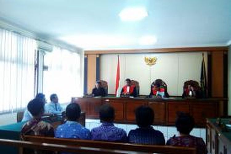 Lima orang PKL saat mengikuti sidang perdana di Pengadilan Negeri (PN) Kota Yogyakarta