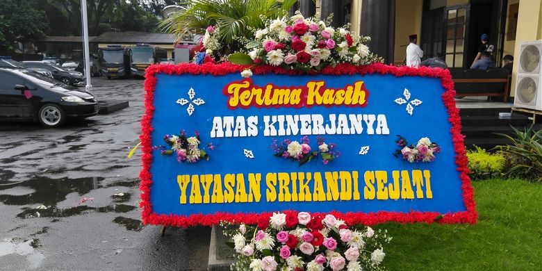 karangan bunga bertenger di beranda Mapolrestabes Bandung. ucapan terimakasih tersebut dihaturkan para transpuan atas kinerja kepolisian yang berhasil menangkap pelaku.
