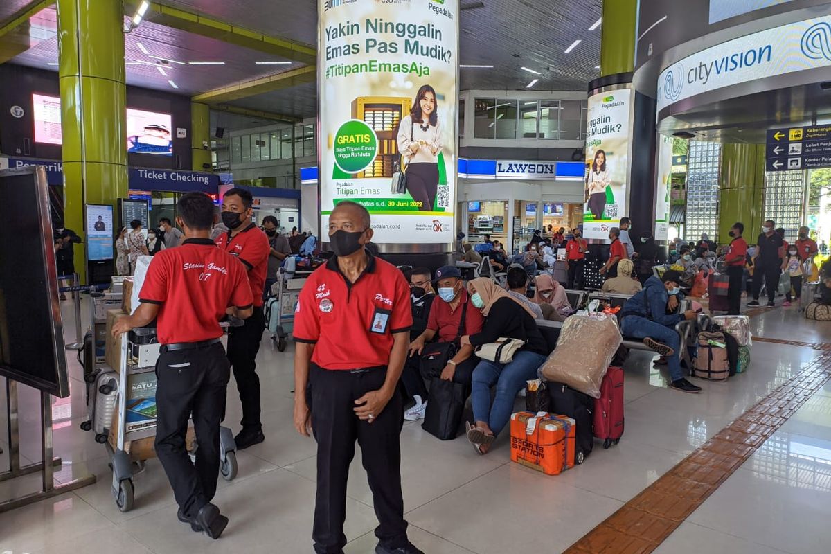 Porter di Stasiun Gambir, Jakarta Pusat, Minggu (24/4/2022).