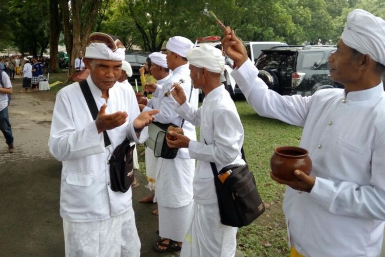 Umat Hindu saat hadir di upacara Tawur Agung Kesanga di pelataran Candi Prambanan.