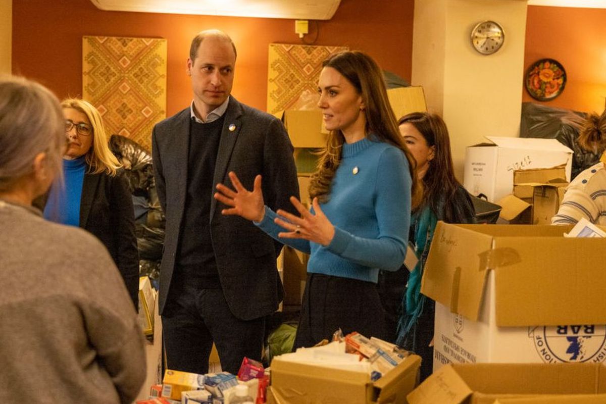 Pangeran William, Duke of Cambridge dari Inggris dan Catherine, Duchess of Cambridge dari Inggris, dalam kunjungan mereka ke Pusat Kebudayaan Ukraina di London pada 9 Maret 2022, untuk mempelajari tentang upaya yang dilakukan untuk mendukung warga Ukraina di Inggris dan di seluruh Eropa.