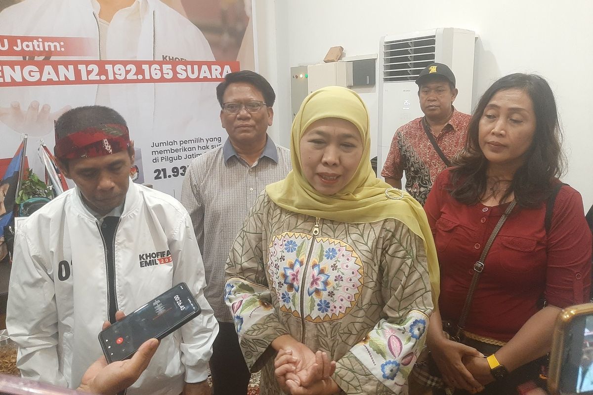 Cagub Jatim nomer 02 Khofifah Indar Parawansa (tengah)