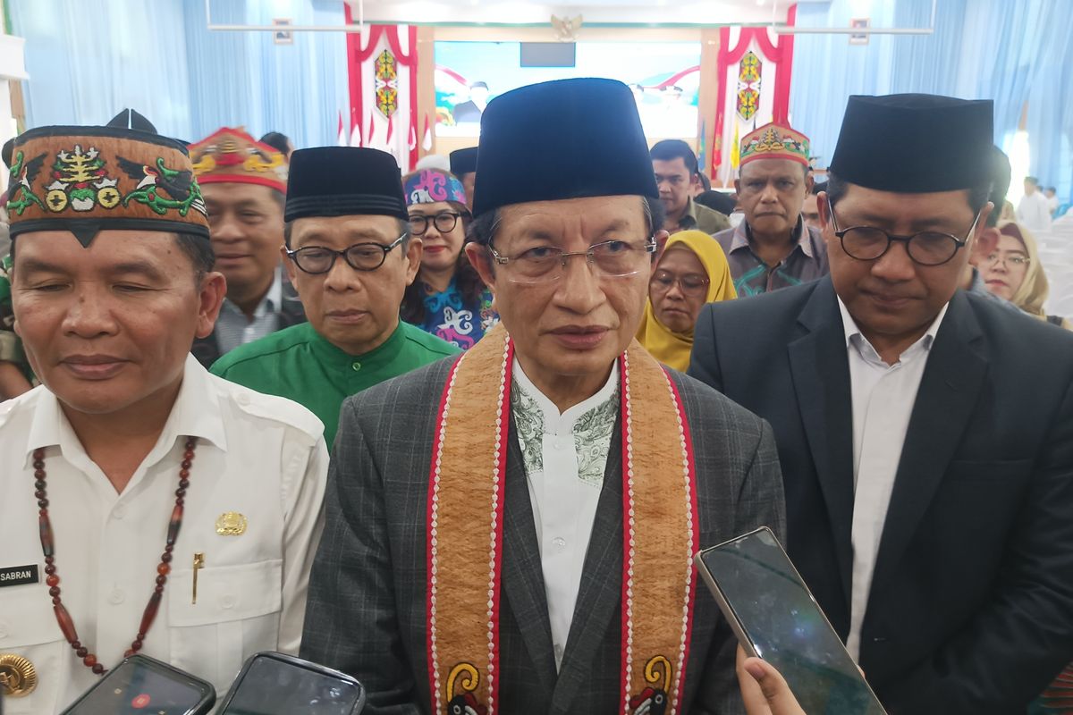 Menteri Agama (Menag) Republik Indonesia (RI) Nasaruddin Umar saat diwawancarai awak media usai menghadiri peresmian Universitas Islam Negeri (UIN) Palangka Raya, Kalimantan Tengah, Jumat (7/11/2025).
