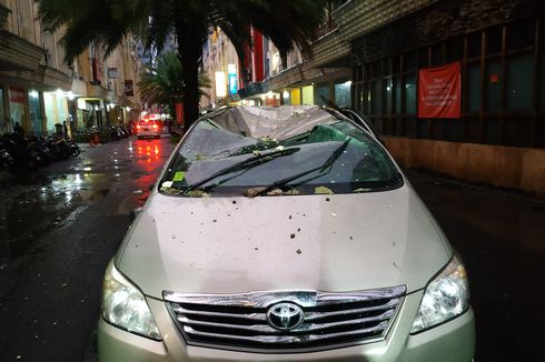 Hujan Deras dan Angin Kencang di Margonda Depok, 2 Mobil Ringsek Tertimpa Panel Bangunan