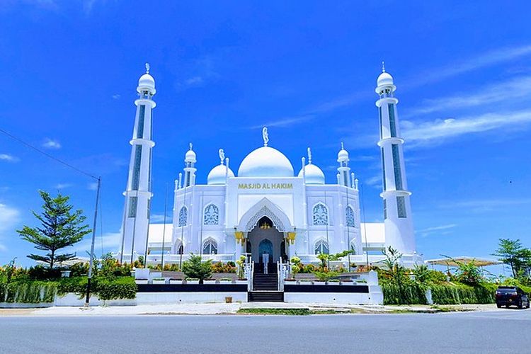 
Masjid Al Hakim Padang, salah satu masjid ikonik di jalur Trans Sumatera