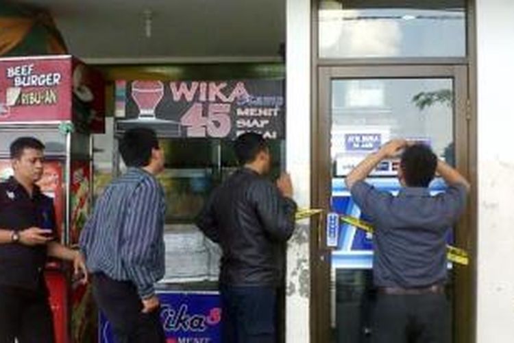 Mesin ATM BCA di Jalan Kelud Raya, Sampangan, Gajahmungkur, menjadi lokasi percobaan pembobolan oleh seorang pria, Selasa (1/4/2014) dini hari pukul 05.30. 