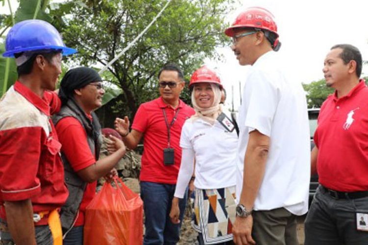 PGS Direktur Utama Telkom Abdus Somad Arief (kedua dari kanan) didampingi Direktur Consumer Service Telkom Siti Choiriana (ketiga dari kanan), Direktur Utama Telkom Akses Semly Saalino (ketiga dari kiri) serta EVP Telkom Regional II Area Jakarta, Banten, Bogor, Tangerang, Bekasi (Jababotabek) Teuku Muda Nanta (paling kanan) saat meninjau pembenahan infrastruktur telekomunikasi sebagai bentuk dukungan manajemen kepada para teknisi TelkomGroup di lapangan, Kamis (27/12).