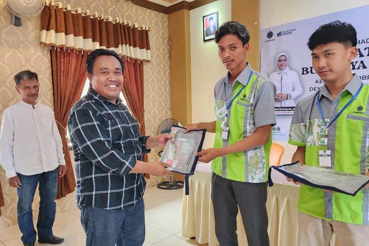 Staf Khusus Menteri Ketenagakerjaan (Menaker) Caswiyono Rusydie memberikan selamat kepada warga Batang yang diterima kerja di Kawasan Industri Terpadu Batang (KITB). 
