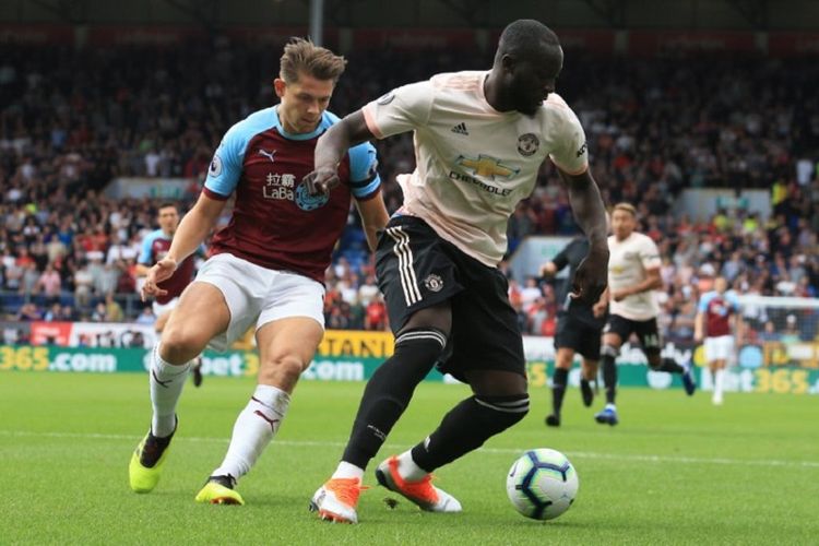 Ben Mee mengawal Romelu Lukaku saat Burnley menjamu Manchester United di Turf Moor pada pertandingan lanjutan Premier League, 2 September 2018. 