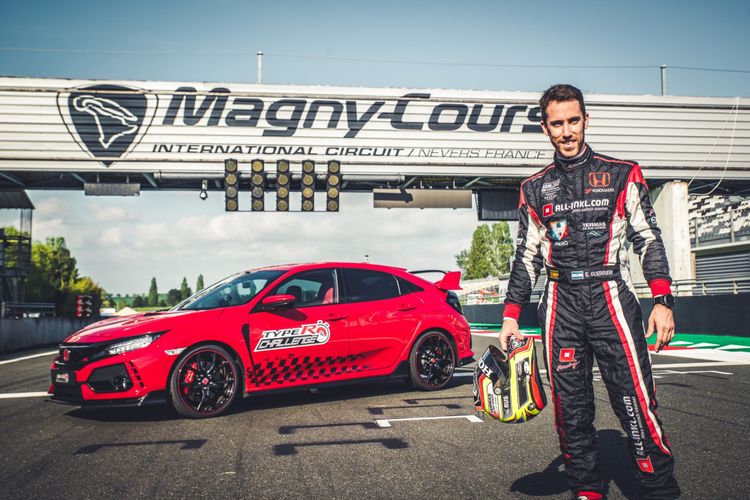 Esteban Guerrieri, pebalap WTCR yang mengemudikan Honda Civic Type R melibas sirkuit Magny-Cours GP, Perancis.