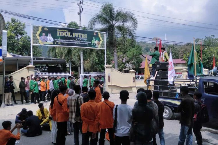 Anggota BEM Nusantara NTB saat aksi demonstrasi di halaman Mapolres Bima, Selasa (17/5/2022).