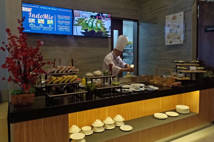 Seorang chef terlihat memasak menu khusus di Blue Sky Premier Lounge, Terminal 2, Bandara Soekarno-Hatta