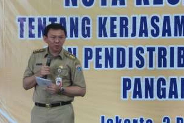 Gubernur DKI Jakarta Basuki Tjahaja Purnama saat memberi sambutan dalam nota kesepahaman antara Perum Bulog dengan PT Food Station Tjipinang Jaya dalam penyediaan stok beras di Jakarta. Penandatanganan nota kesepahaman dilakukan di Kelapa Gading, Jakarta Utara, Selasa (2/2/2016).