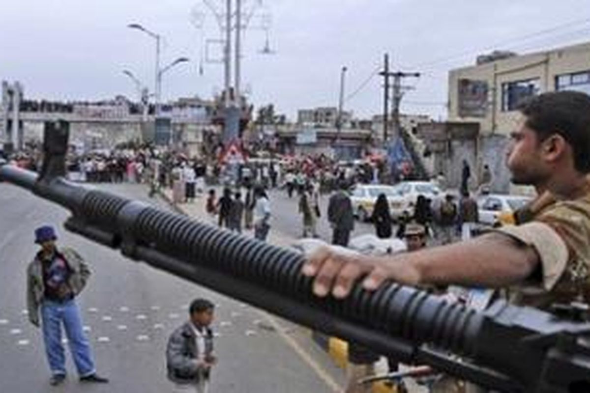 Tentara Yaman berjaga di sebuah pos penjagaan di Sanaa setelah Presiden Ali Abdullah Saleh kembali menolak mundur dari jabatan, Rabu (25/5/2011)  