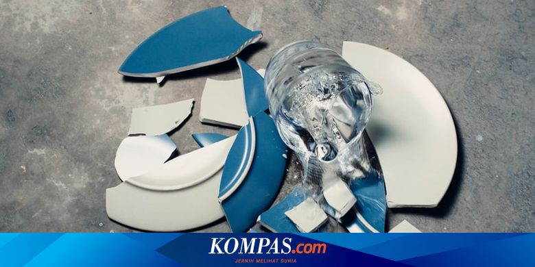 Cara Membersihkan Pecahan Kaca di Lantai dengan Aman