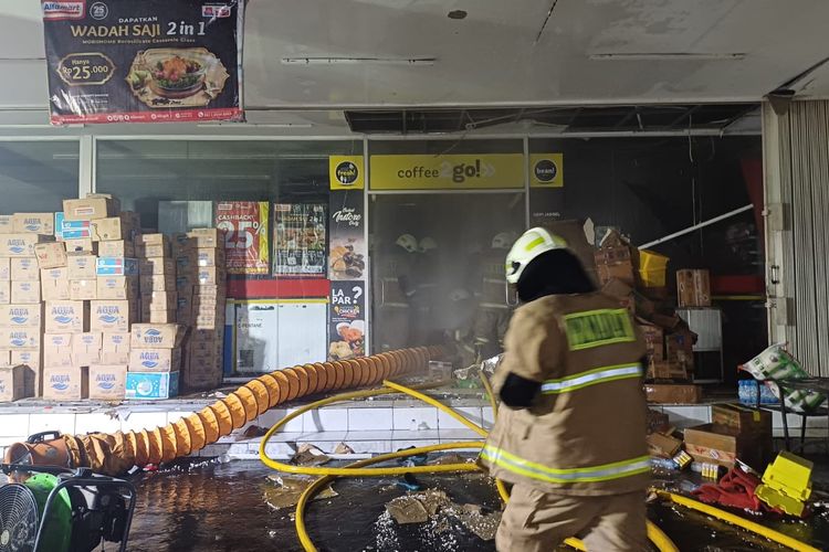 Petugas padamkan api di minimarket Jalan Brigjend Katamso, Palmerah, Jakarta Barat 