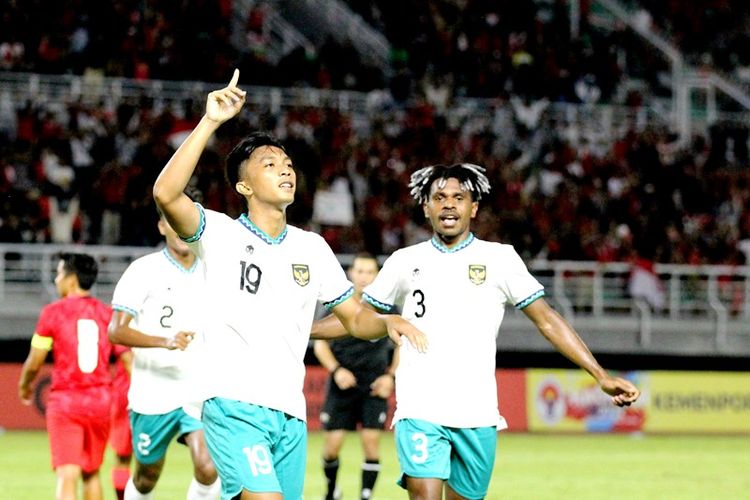 Selebrasi penyerang Timnas U20 Indonesia, Rabbani Tasnim, merayakan gol seusai membobol gawang Hong Kong dalam pertandingan Kualifikasi Piala Asia U20 2023 di Stadion Gelora Bung Tomo, Surabaya, Jumat (16/9/2022).