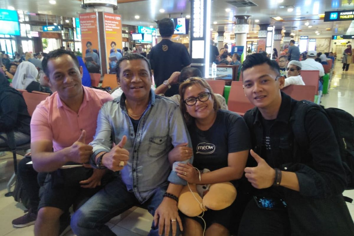 Sosok Didi Kempot dan Eka sedang bergandengan tangan di bandara Adi Sucipto, Yogyakarta