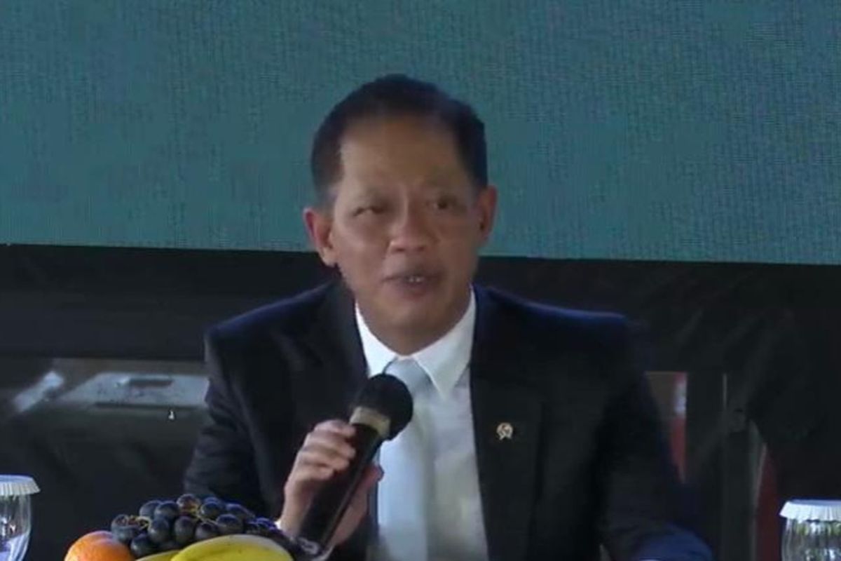 Menteri LH, Hanif Faisol, menjelaskan soal penanganan sampah dalam konferensi pers di Jakarta Timur, Kamis (22/5/2025).