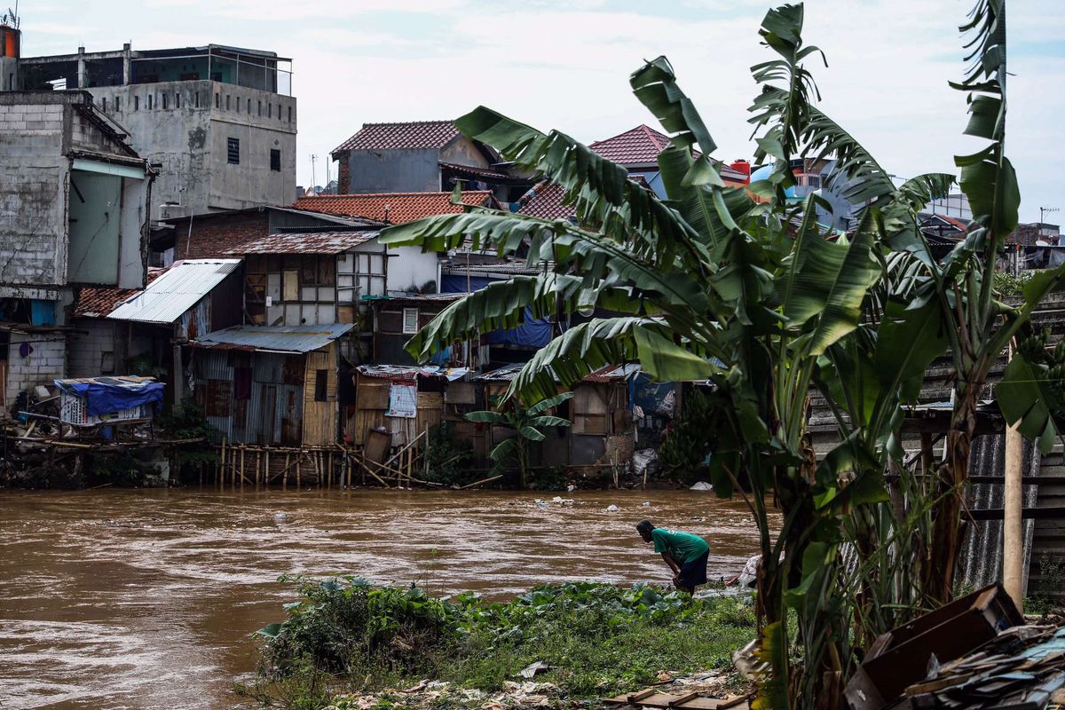 Suasana debit air di bantaran sungai ciliwung naik di Kawasan Manggarai, Jakarta Pusat, Selasa (22/9/2020). Sebelumnya, Bendung Katulampa, Bogor, Jawa Barat berstatus siaga 1 dengan tinggi muka air (TMA) mencapai 240 sentimeter pada pukul 18.00 WIB. Hal tersebut dikarenakan wilayah Bogor, Jawa Barat diguyur hujan deras.