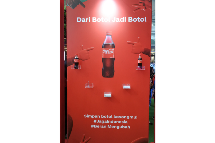 Ilustrasi siklus daur ulang botol PET bekas menjadi botol rPET yang dilakukan oleh Coca-Cola. 