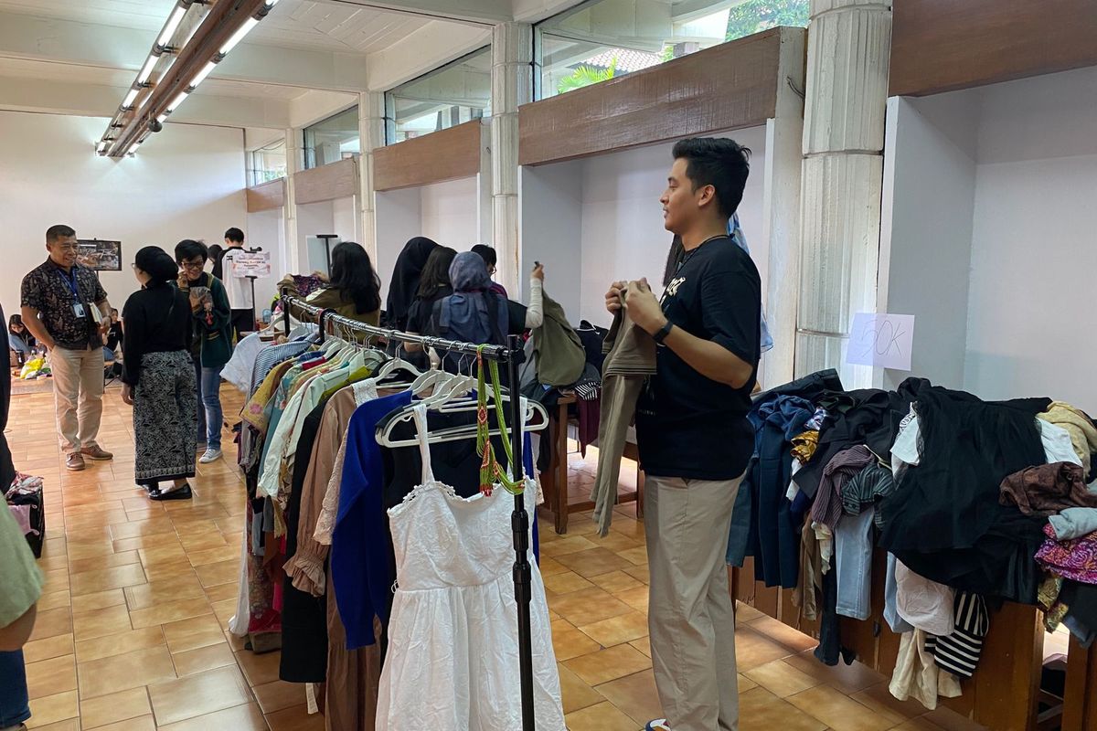 Pakaian hasil donasi dijual dalam kegiatan Thrifting di Palmerah, Yuk, Jumat (30/1/2026). 